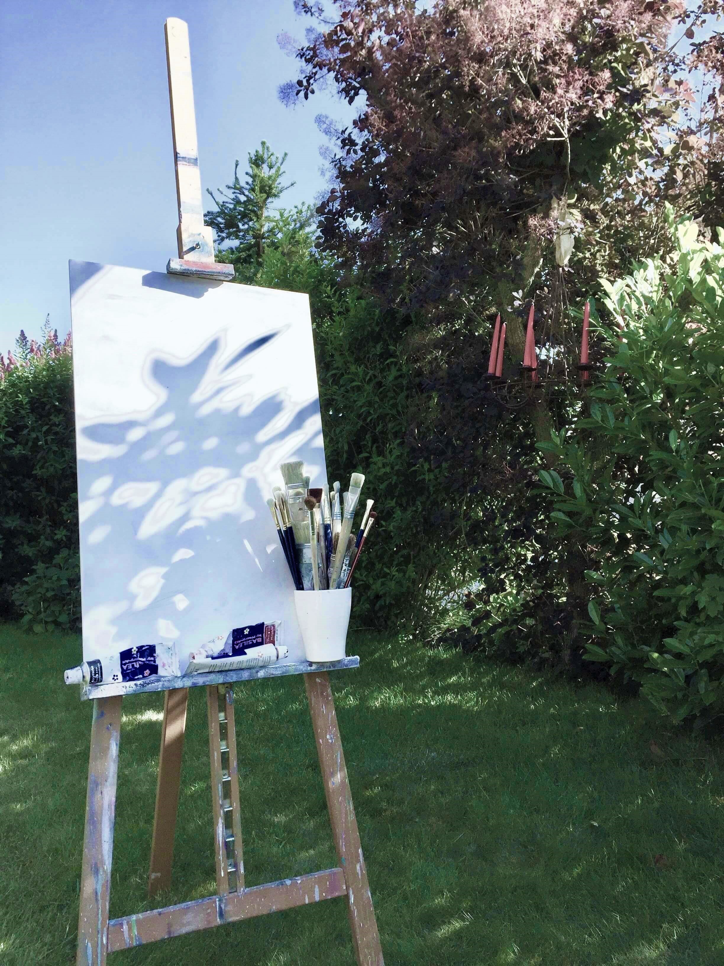 img chevalet dans le jardin